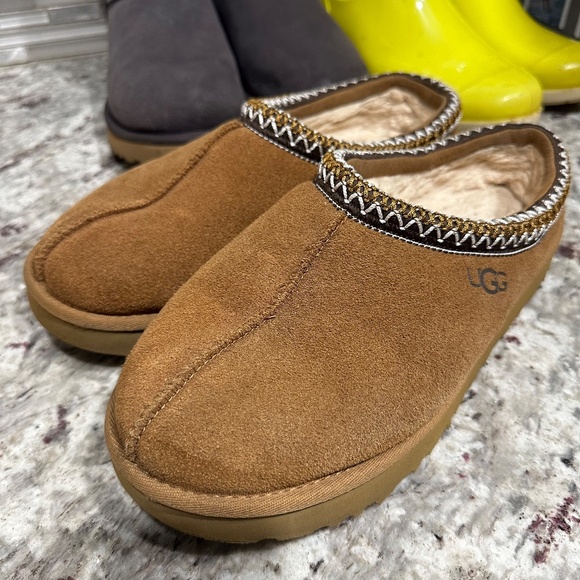 Womens UGG Bundle - Slippers, Boot, & Rainboot - Picture 7 of 9